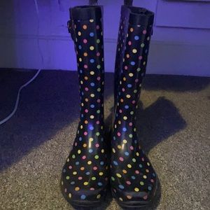 Super cute poke-a-dot rain boots!! Size 10! Worn!